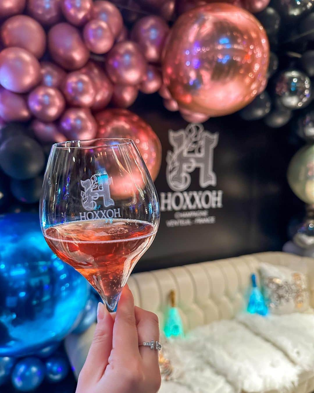 伊藤奈月さんのインスタグラム写真 - (伊藤奈月Instagram)「⁡ HOXXOH Champagne Secret Party に ご招待いただきました🥂🌛 ⁡ 普段 お酒飲まないわたしでも 飲みやすい シャンパンでした🍾🫶🏻 11月25日新発売です！ ⁡ 窪塚洋介さん、 乾杯とツーショット ありがとうございました🫱🏻‍🫲🏼 ( 掲載許可済みです🙏🏻 ) ⁡ ⁡ ボトルにもこだわってるらしく、 金やルビーで作られてるラベルは、 1時間かけて手作業なんだとか🍾💎 ⁡ ⁡ #PR #オックス  #HOXXOH  #シャンパン  #シャンパーニュ」11月26日 23時08分 - naachan__