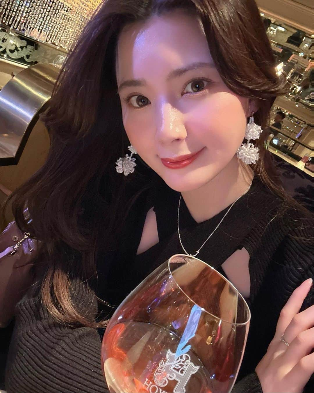 伊藤奈月さんのインスタグラム写真 - (伊藤奈月Instagram)「⁡ HOXXOH Champagne Secret Party に ご招待いただきました🥂🌛 ⁡ 普段 お酒飲まないわたしでも 飲みやすい シャンパンでした🍾🫶🏻 11月25日新発売です！ ⁡ 窪塚洋介さん、 乾杯とツーショット ありがとうございました🫱🏻‍🫲🏼 ( 掲載許可済みです🙏🏻 ) ⁡ ⁡ ボトルにもこだわってるらしく、 金やルビーで作られてるラベルは、 1時間かけて手作業なんだとか🍾💎 ⁡ ⁡ #PR #オックス  #HOXXOH  #シャンパン  #シャンパーニュ」11月26日 23時08分 - naachan__