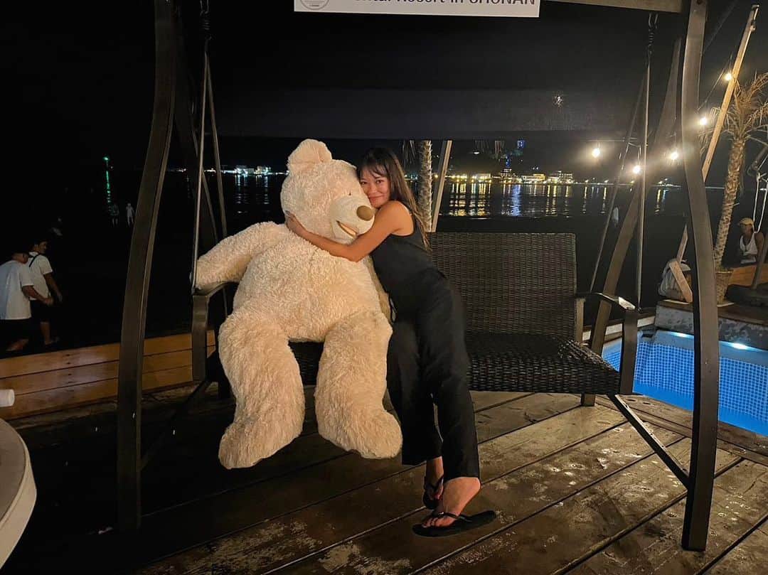 松林彩のインスタグラム：「寒すぎるから夏振り返って元気出そうパート1  海のダンスイベント終わりの クマとの記念写真🐻✌︎  もう夏服と海が恋しい」