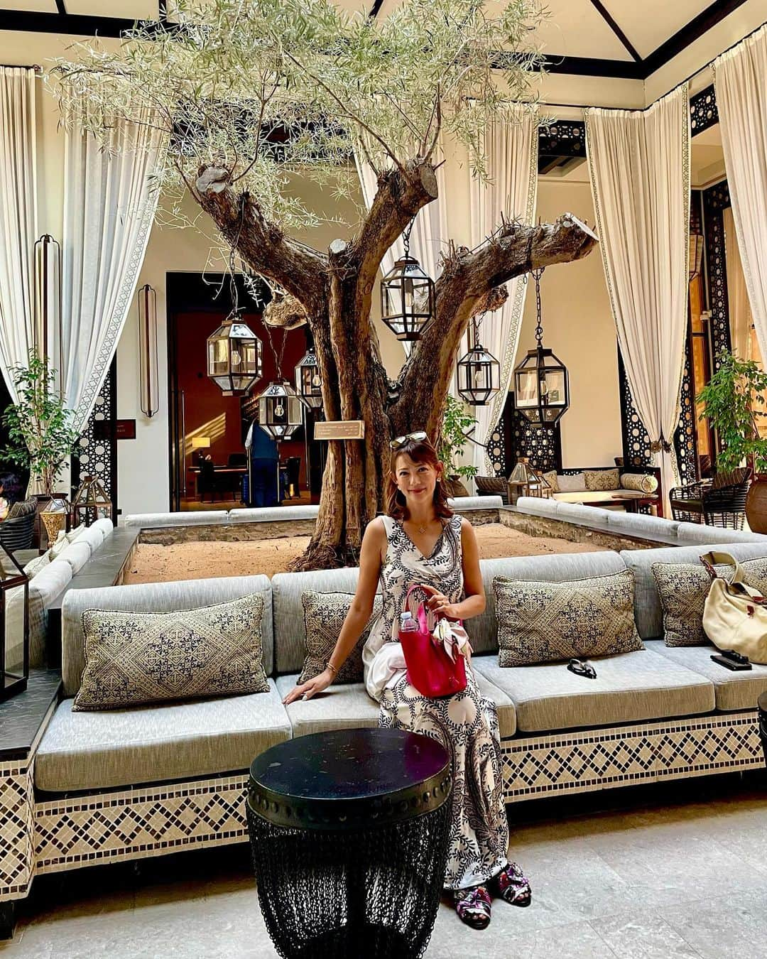 箕輪玖美のインスタグラム：「The Ritz-Carlton Ras Al Khaimah, Al Wadi Desert🏨 ・ ・ UAEに来たら砂漠も楽しみたい♪ ドバイ市内から車で1時間ちょっとのリッツ・カールトンへ😃 ・ ・ アラビアンテント風なコテージで静かな時間が過ぎていく✨ Dinnerはモロッコ料理で更に雰囲気が😊  #砂漠 #uae #dubai #theritzcarltonrasalkhaimahalwadidesert  #静寂 #luxuryhotel #dubai旅行 #海外旅行 #タビジョ #instatrip #旅行好きな人と繋がりたい #アラフィフ女子 #箕輪玖美」