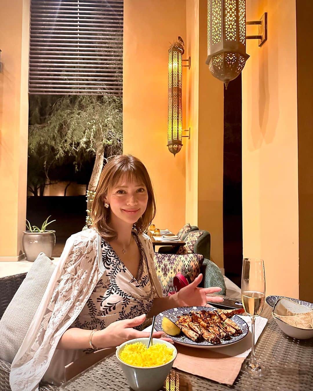 箕輪玖美さんのインスタグラム写真 - (箕輪玖美Instagram)「The Ritz-Carlton Ras Al Khaimah, Al Wadi Desert🏨 ・ ・ UAEに来たら砂漠も楽しみたい♪ ドバイ市内から車で1時間ちょっとのリッツ・カールトンへ😃 ・ ・ アラビアンテント風なコテージで静かな時間が過ぎていく✨ Dinnerはモロッコ料理で更に雰囲気が😊  #砂漠 #uae #dubai #theritzcarltonrasalkhaimahalwadidesert  #静寂 #luxuryhotel #dubai旅行 #海外旅行 #タビジョ #instatrip #旅行好きな人と繋がりたい #アラフィフ女子 #箕輪玖美」11月26日 23時05分 - kumi.111