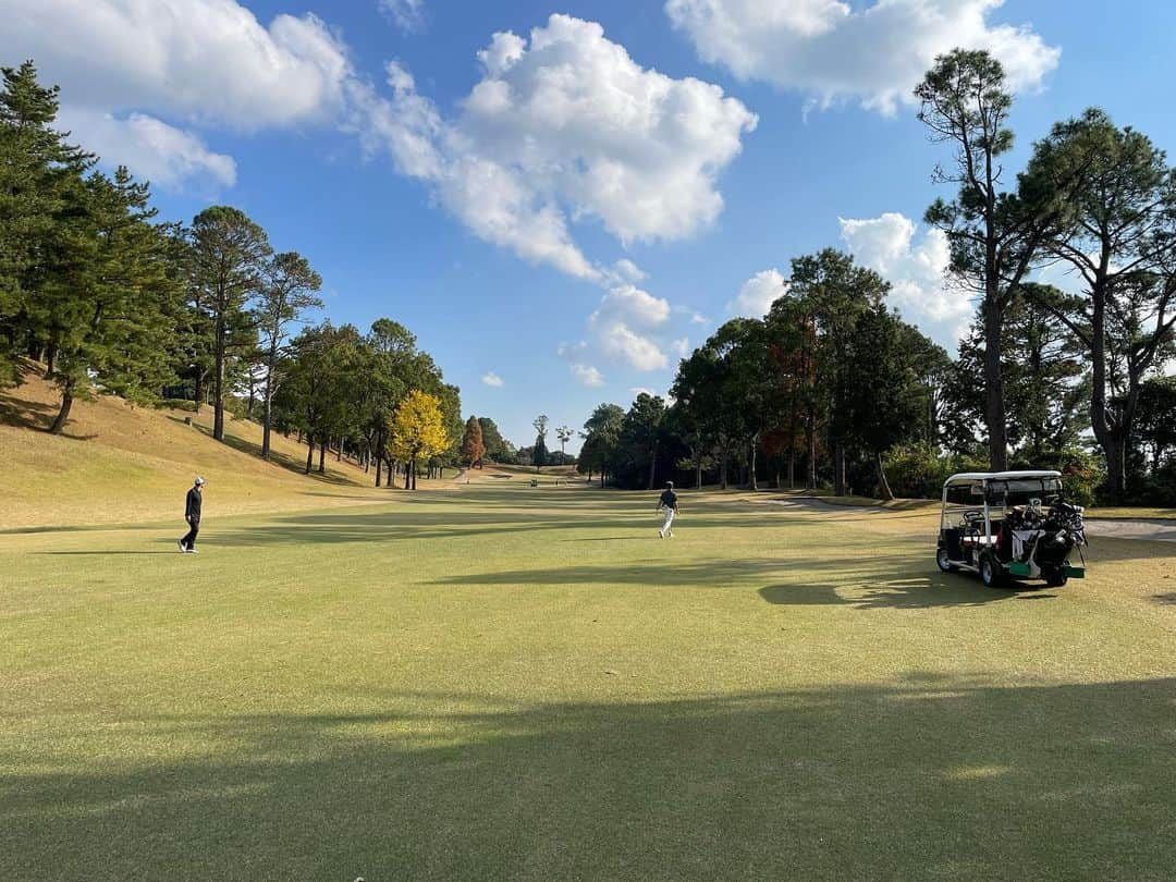 下山英哉さんのインスタグラム写真 - (下山英哉Instagram)「ホームコース⛳️で 過ごす時間はいい☀️  スタート時間を間違えて 2時間早く到着したので クラブハウスにある マッサージチェアに初めて乗って ココロとカラダをほぐす☺️  #golf #golfstgram  #homecourse  #homeclub  #復帰3ラウンド目 #kagoshima」11月26日 23時06分 - shimoyama.hideya