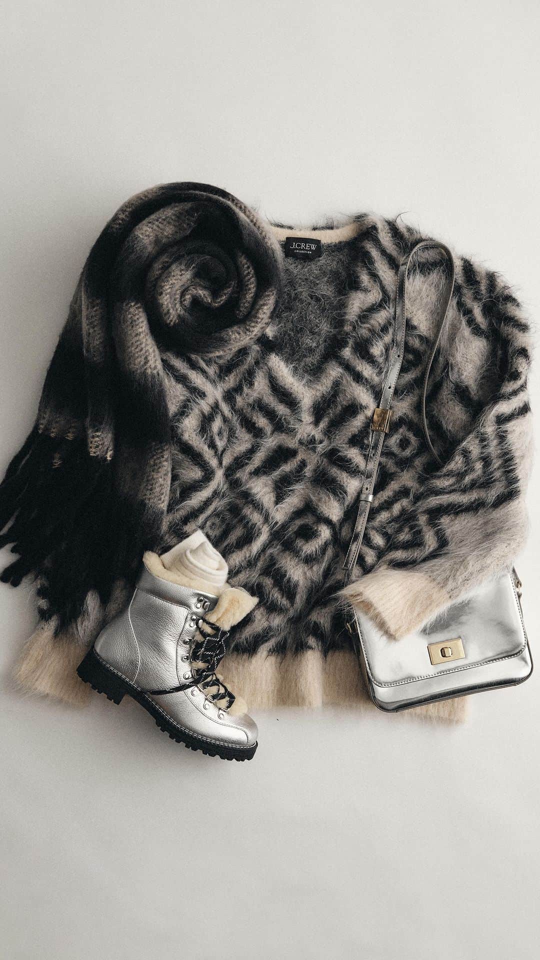 のインスタグラム：「Gift Guide Spotlight ❄️ Something soft, something silver…」