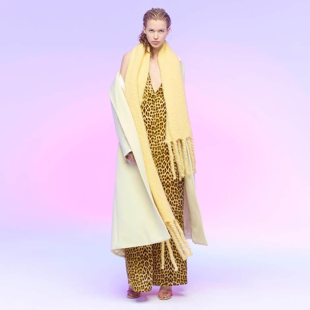 フォルテフォルテのインスタグラム：「a sophisticated and luminous silhouette lights up with vibrant hues; soft brushed wool scarves envelope long velvet animalier dresses, revealing a chic and contemporary femininity. #forte_forte #aw23 #auroraborealis #inverno #iridescence #dreams #magic #poetic #feminine #fluid #madeinitaly」