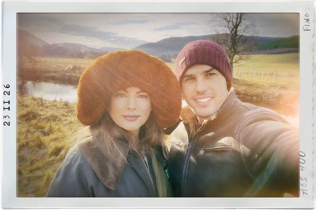 ケリー・ブルックのインスタグラム：「Birthday Hike with the Hubby ❤️🥃🏴󠁧󠁢󠁳󠁣󠁴󠁿🤌」