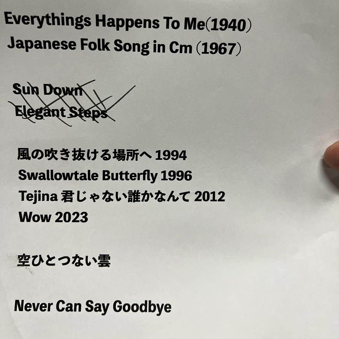 SWING-O a.k.a. 45のインスタグラム：「たまにはソロピアノライブのセトリを公開  本日千葉はまたいい感じに集まっていただきましたね。やってて楽しかったです。既に5,6回目なので、 「そういやあまりこう言うのやってないな」と思って、 俺が関わらせてもらってるアーティストの曲を沢山弾いてみようと思ってこうなりました。明日本番な #Deep の曲もピアノだけでやりました。公開練習？笑  この店 @apollo_inage は来年の6月あたりで移転予定なので、移転前にもう一度やんなきゃね💪  あ、セトリにないのは、 三曲目に複数のお客さんが「今日ギター練習会があって、課題曲が」と言ってたLast Christmasを弾きました🎹  あとアンコールはいつもその日だけの即興。今日は寒い🥶森の中なイメージな演奏だった、、、かな？？  俺のソロライブは年内はこれにて終了。また沢山やりたいな。呼んでくださいね。and来てくださいね🖐️😎」