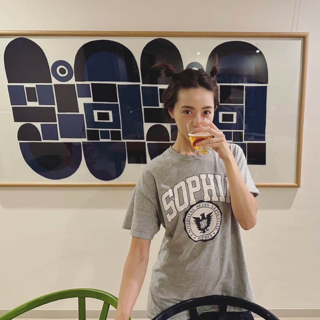 古谷有美のインスタグラム：「🍺 はい、今週末もお疲れ様でした！ 渋谷の局の杉浦ユキ姐さんに 数年前の誕生日にいただいたTシャツで乾杯🙌 ユキさーん！ 脇に穴あいちゃってますが宝物です！  #ひとりでロング缶 #ユキさんと飲みたい」
