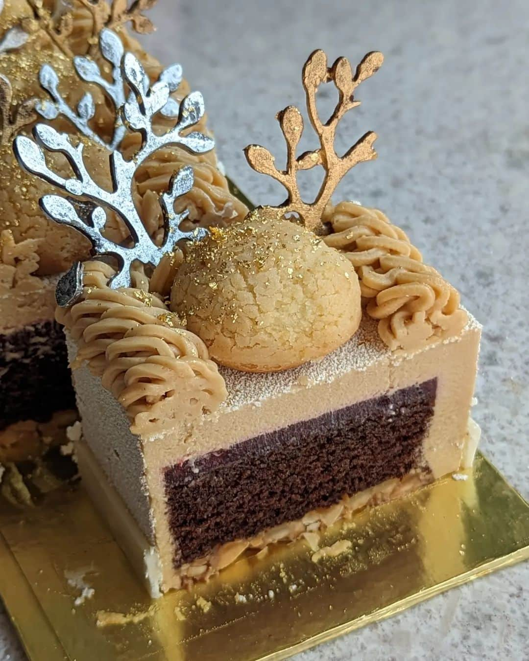 Li Tian の雑貨屋さんのインスタグラム写真 - (Li Tian の雑貨屋Instagram)「Stoked to receive this Snowy Splendour Log Cake ($99 nett for 1kg) that not only looks stunning but offers loads of caramelized milky notes with the use of Dulcey Chocolate.   There's a crunchy white choc macademia nut layer on the base too!   20% off orders before 10 Dec for citi, dbs/posb, HSBC, maybank, ocbc, UOB cardholders   #goodwood #sghotel #christmas  #cakes #seasonal #chocolate #sgdesserts #sgcakes」11月26日 23時15分 - dairyandcream