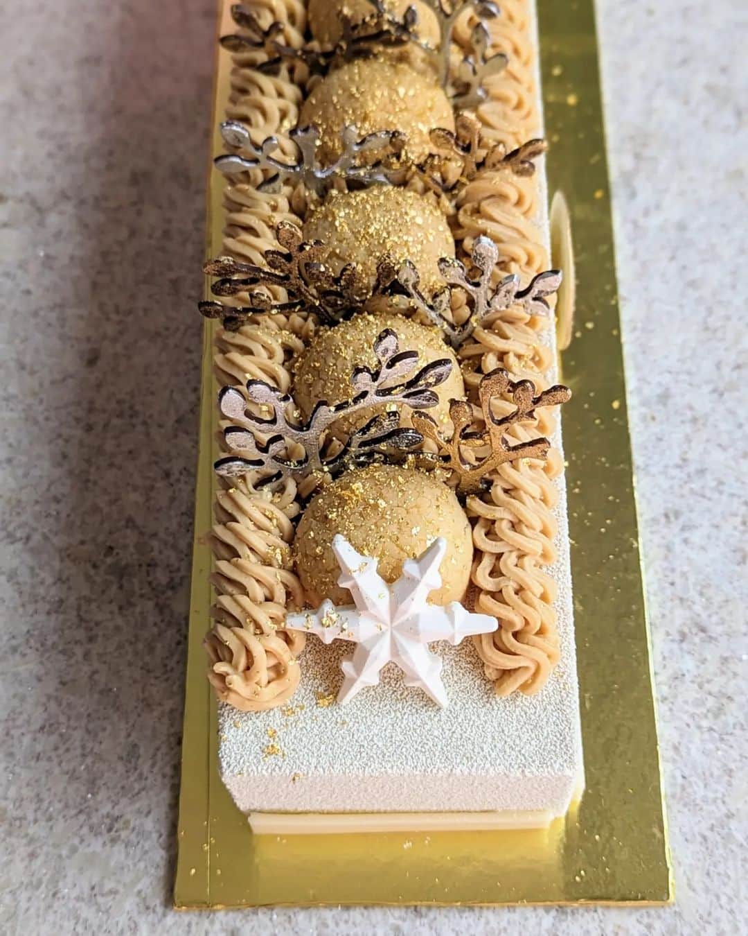 Li Tian の雑貨屋のインスタグラム：「Stoked to receive this Snowy Splendour Log Cake ($99 nett for 1kg) that not only looks stunning but offers loads of caramelized milky notes with the use of Dulcey Chocolate.   There's a crunchy white choc macademia nut layer on the base too!   20% off orders before 10 Dec for citi, dbs/posb, HSBC, maybank, ocbc, UOB cardholders   #goodwood #sghotel #christmas  #cakes #seasonal #chocolate #sgdesserts #sgcakes」