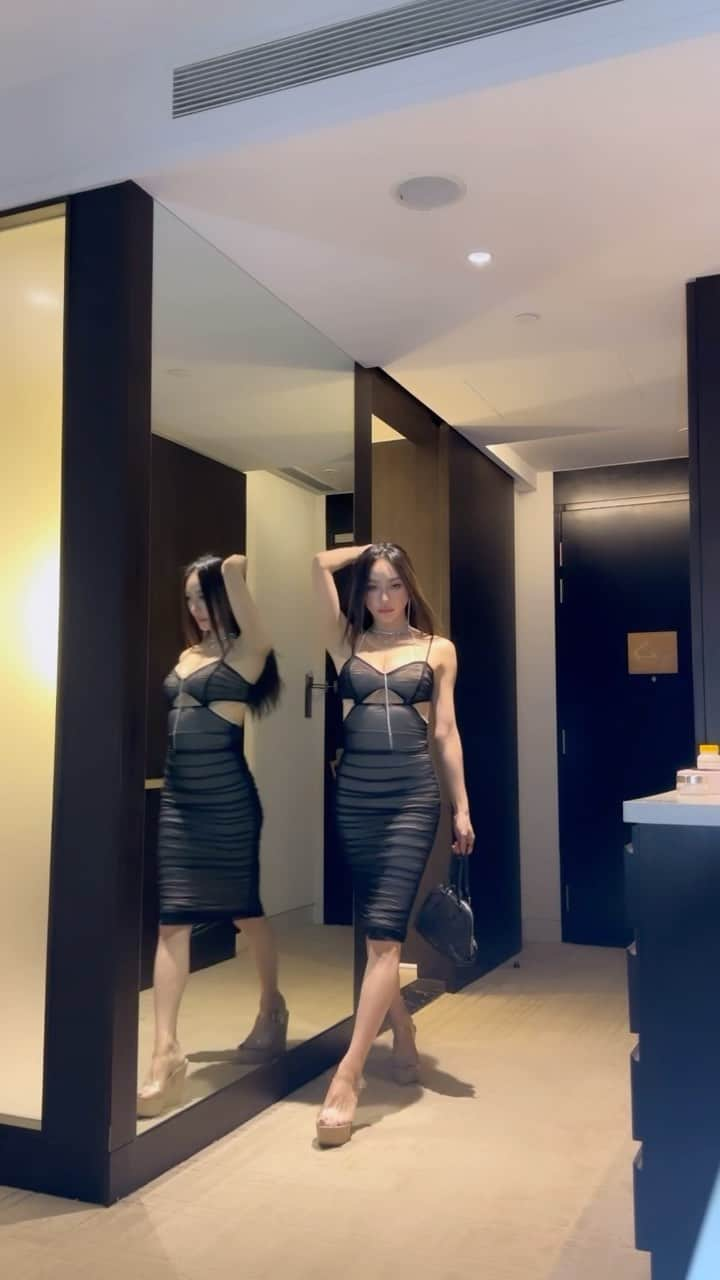 松岡李那のインスタグラム：「Ready for Dinner ?🍽️🍷🖤 #毎日投稿challenge @linahxoxo 💕 #kualalunpur #malaysia #trip」