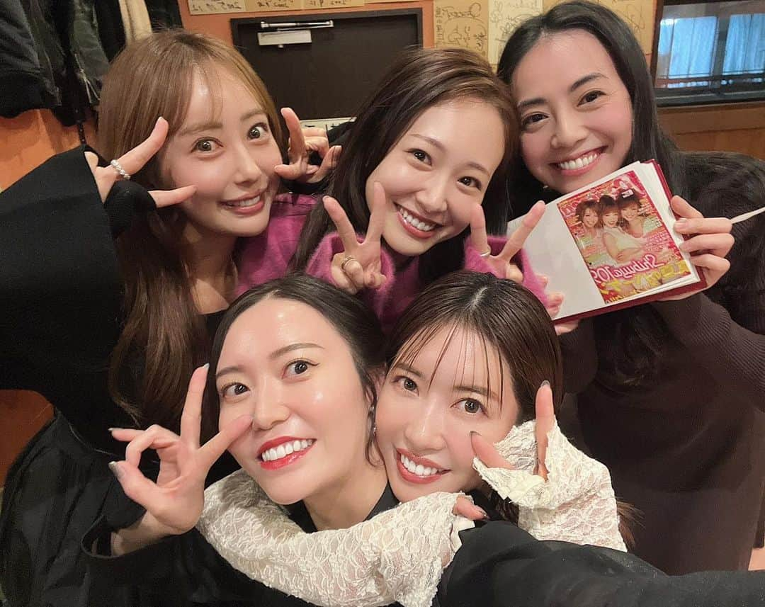 西川瑞希（みずきてぃ）さんのインスタグラム写真 - (西川瑞希（みずきてぃ）Instagram)「初めて出させてもらった日からもう15年も経つだなんて驚きですが、popteenで過ごした時間は私にとって、本当に大切な大切なじかん📚たくさんの経験をさせてもらえたこと、たくさんの素敵な出会いをくれたこと、たくさん成長をさせてもらえたこと、今でも感謝の気持ちでいっぱいです//  そして、そんな時を一緒に過ごした大好きななみんなと思い出話しをしながら、笑い合った日💐  こんなふうに今でもあの時と変わらずに会えることも心から嬉しい…❤︎HAPPYな時間をありがとうございました//  #popteen #ポチさんありがとう 🤍」11月26日 23時18分 - mizuki_nishikawa_