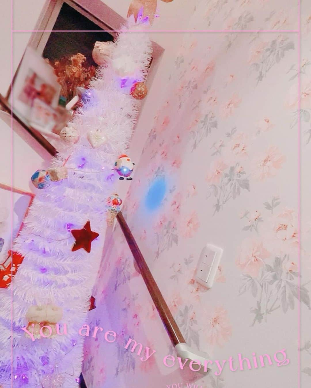 桜川ひめこさんのインスタグラム写真 - (桜川ひめこInstagram)「クリスマスツリーを飾った🎄  今年はもう一つフランフランで購入したから、それは玄関に飾る予定なの〜〜(｡>ω<｡) ずーーっと何年もなやんでたピンクを 結局買ってしまった(っ´ω`c)  オーナメントは毎年一人一つ選んで、それをツリーにつけて増やしていってるのだけどようやく飾り映えしてきました😊 そのうち倒れそうだから、その時緑のツリーにしたいかな🎄  でもこのツリーIKEAで買ったのだけど、使い勝手が良すぎて、ずーっと使ってる😌  クリスマス、本当に好きな季節✨🎄 ワクワクするよね(◇p'v`q◇)  フランフランでいろいろ買えてほくほく◯◯◯◯(*´ω`*)  買ったといえばゴロゴロスペースの場所を作ったり！冬限定⛄️  あ、最後の写真、シャンメリーだよ(｡>ω<｡)  #idol #アイドル　#フランフラン　#フランフラン購入品  #クリスマスツリー」11月26日 23時22分 - sakuragawahimeko