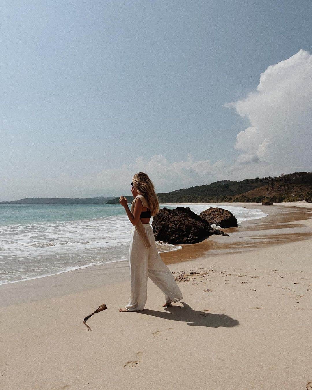 ニオミ・スマートのインスタグラム：「Paradise 🧜‍♀️. New vlog on YouTube.com/niomismart. Who can guess how many times I say ‘WOW’. This place is out of this world. 🐬」