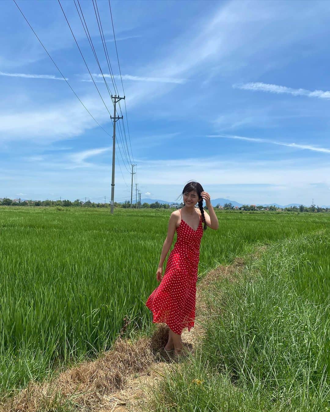 豊田留妃のインスタグラム：「なんかジブリみたいで素敵だよね！ 写真集プレビューが載ってるBOMB Love Special ぜひお迎えしてください😳 いっぱいみれるよ！  #gravure #vietnam」
