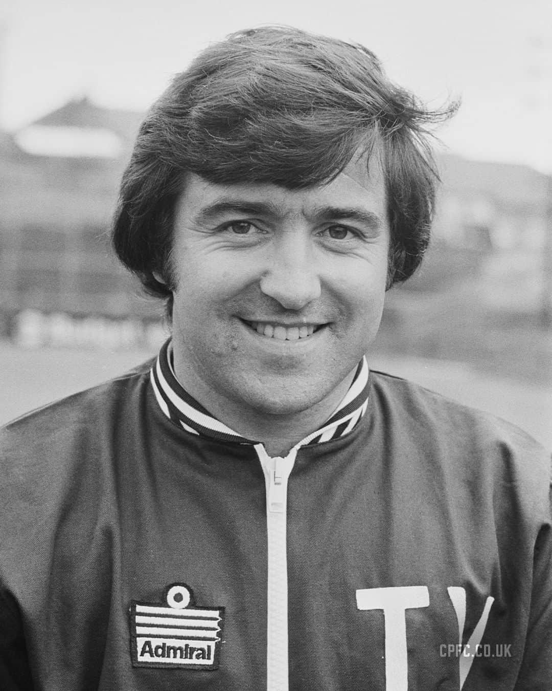 クリスタル・パレスFCのインスタグラム：「We are mourning the loss of influential former midfielder and manager Terry Venables, who has passed away at the age of 80.  The thoughts of everyone at the club are with Terry’s family and friends at this sad time.   Rest in peace, Terry ❤️💙」