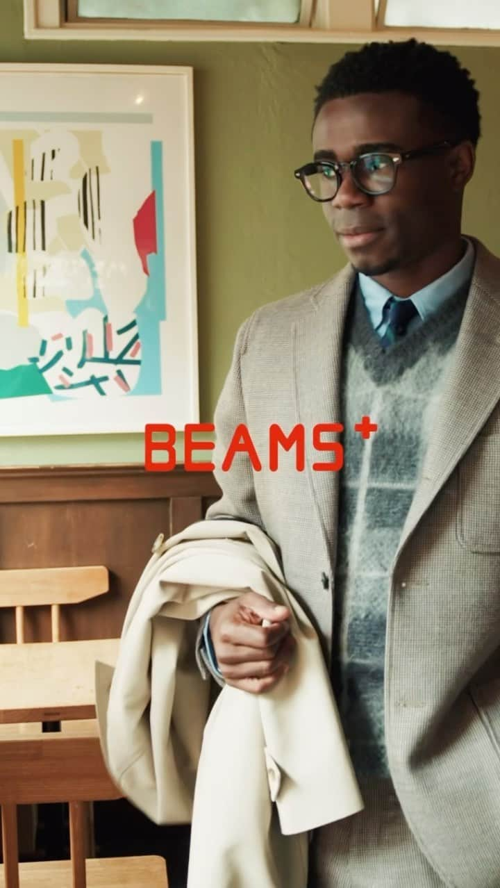 ビームスのインスタグラム：「… 『the season’s must and hidden style』  〈BEAMS PLUS〉が今シーズンおすすめするアイテム群を使ったLOOKコンテンツ。 シーズンLOOKの36体だけでは、表現し切れないアイテムも登場。今シーズンの注目アイテムを使いながら、新たにストーリーを吹き込み、コーディネートを作り込みました。 今回のテーマは、『SET-UP STYLE』。  太い番手の梳毛糸を使用して織り上げたダブルクロス。クラシックで秋冬らしい見た目。 重厚感ある雰囲気ですがライトなタッチ感、ダブルクロス特有の膨らみ、梳毛糸使いの高級感。まさに、シャツにタイドアップとばっちりスタイルを決め込む時にはおすすめのセットアップスタイル。  ———————————————  The season we've been looking forward to for fall fashion has arrived. We're introducing the items you want to wear now, adding new stories and presenting coordinated outfits. The theme this time is "SET-UP STYLE”.  Double cloth woven with thick count combed yarn. Classic, autumn-winter look. Heavy feel but with a light touch. The bulky feel characteristic of double weave and the use of combed yarns give it a luxurious feel. This is exactly the kind of set-up style we recommend for those who want to wear a shirt with a tie-up for a perfect look.  @beams_plus @beams_plus_harajuku @beams_plus_marunouchi #beamsplus」