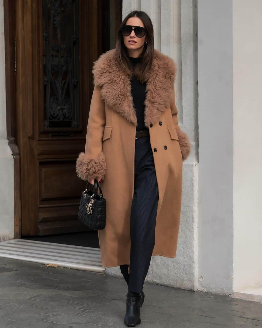 Zina Charkopliaさんのインスタグラム写真 - (Zina CharkopliaInstagram)「The fluffy camel coat 🐏 #fluffy #camel #coat #fashion #style  📷 @nosignal.jpg」11月26日 23時43分 - zinafashionvibe