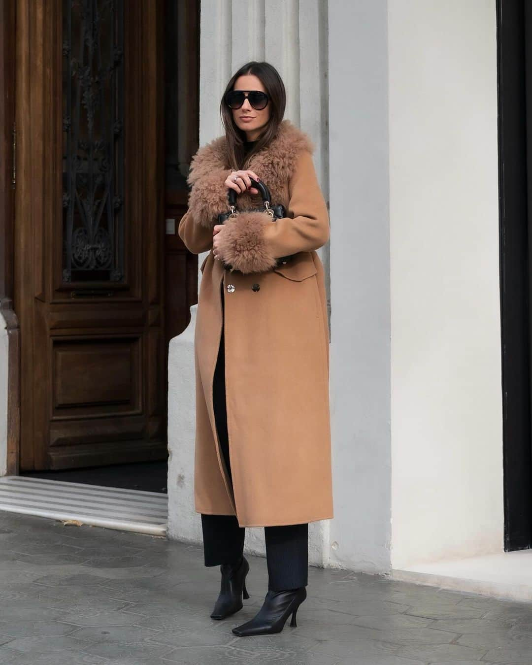 Zina Charkopliaさんのインスタグラム写真 - (Zina CharkopliaInstagram)「The fluffy camel coat 🐏 #fluffy #camel #coat #fashion #style  📷 @nosignal.jpg」11月26日 23時43分 - zinafashionvibe