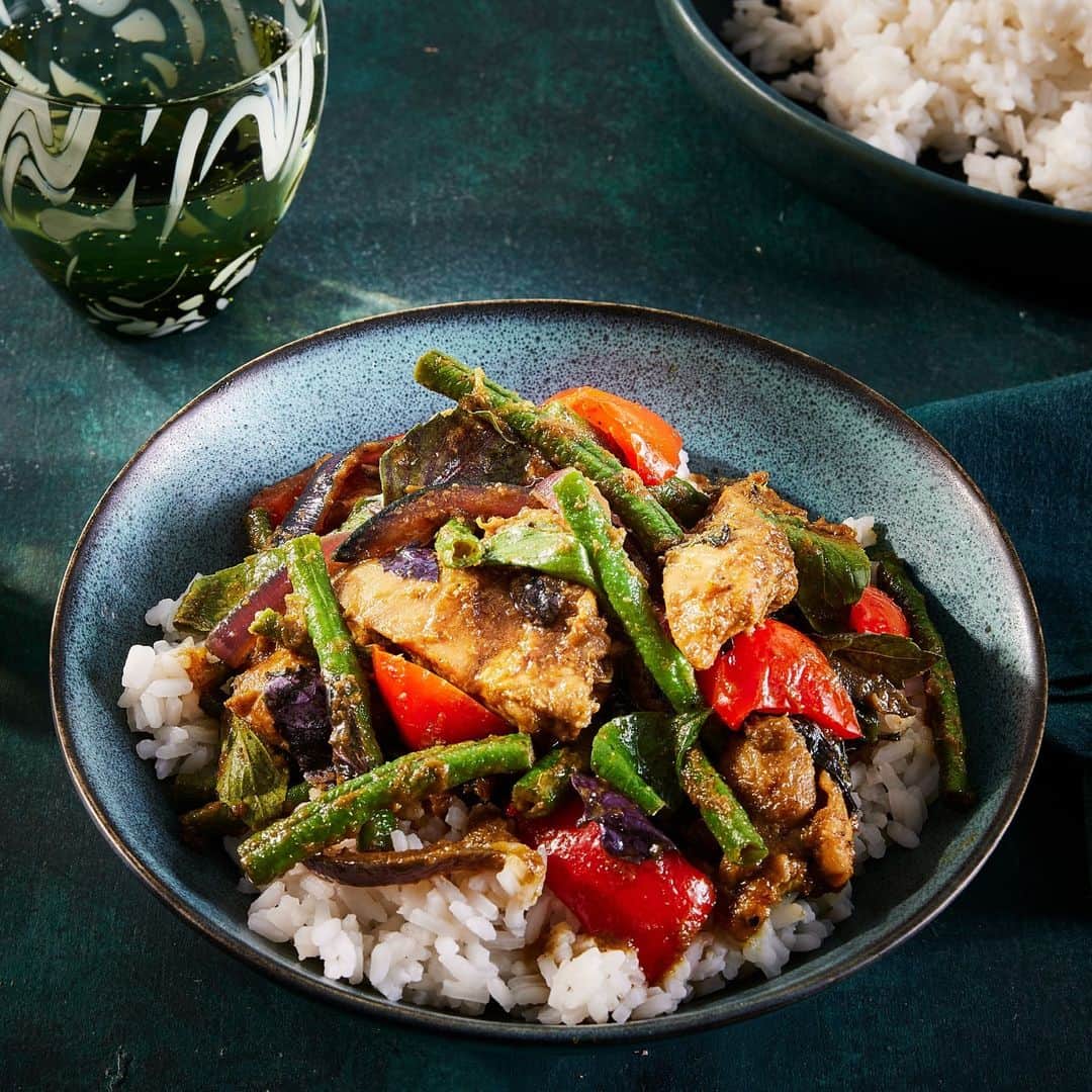 Food & Wineのインスタグラム：「Coming in hot with another flavor-packed dinner in under 30 minutes 🔥. Get this Cambodian Cha Kroeung (spicy Khmer chicken stir-fry), which is spiced with lemongrass, chiles, and fish sauce for incredible complexity, at the link in bio.   🥘: @girlslanteee, 📸: @jencausey, 🥄: @tourblvd, 🍽: @shellroyster」