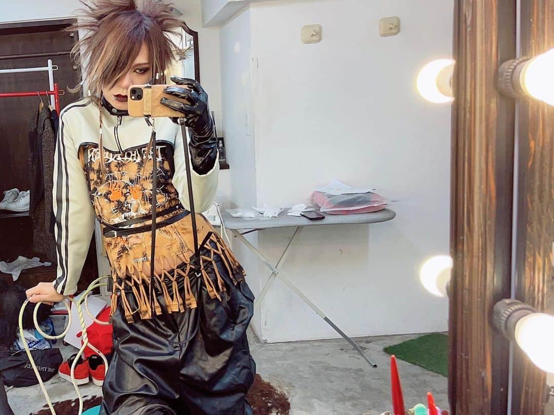 美月 さんのインスタグラム写真 - (美月 Instagram)「いよいよ明日から23年締めくくるショートツアー初日です アー写から色々ツアーや作品想像するみたいですが今回の感じ戦闘モード衣装なんでそこんとこよろしくです ここいらは世界観大切にしてましたが今回は久々のアレな感じです 衣装もツアーTアレンジなんでオソロしてアゲてきましょうず パーンクっ」11月26日 23時38分 - mizuki_the13