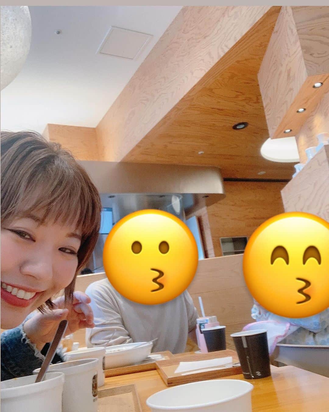 小出真保のインスタグラム：「先日。妹と姪っ子がレディオスタジオ前に遊びに来てくれたよ😗😙😚。  2人を見ながらヘラヘラしてたら本番、冒頭噛んだよ🤪🎙。」