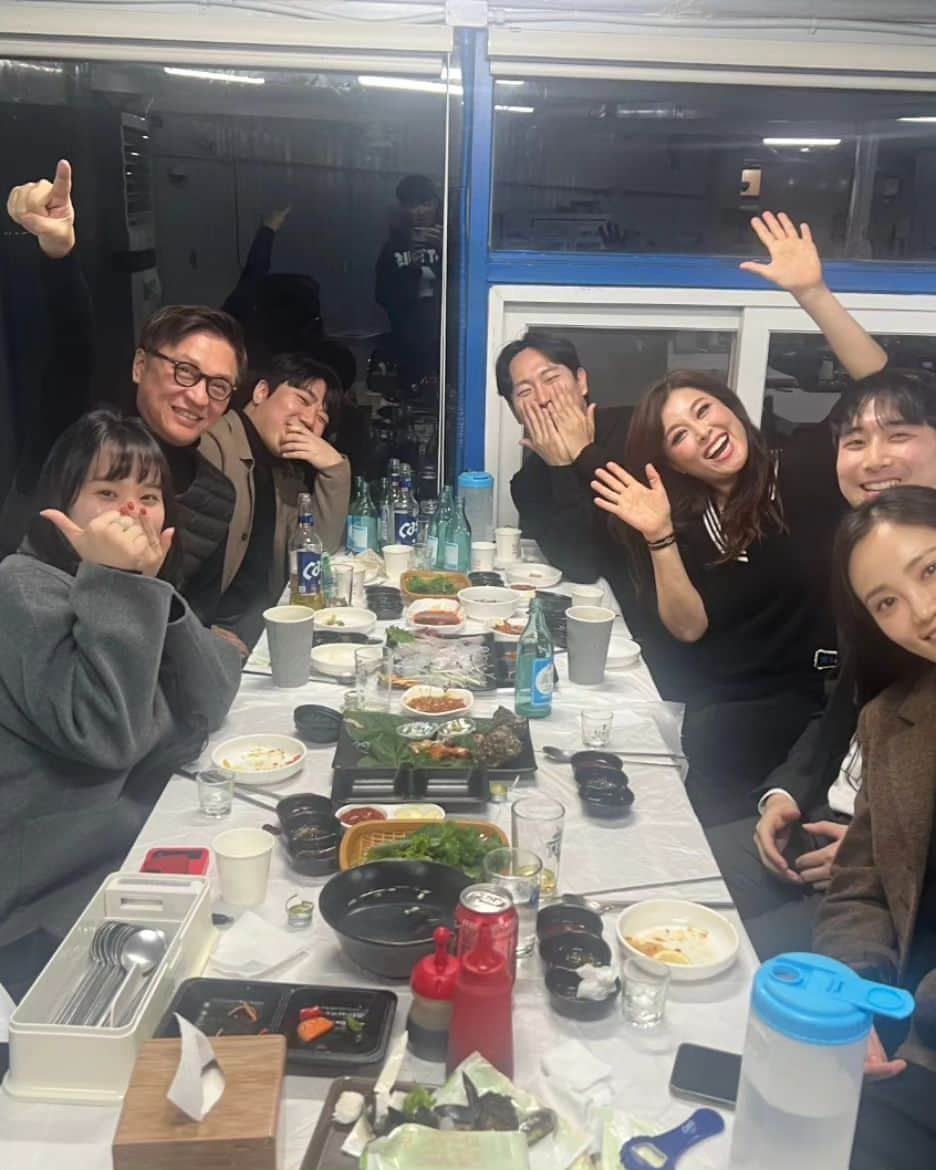 ホン・ジミンさんのインスタグラム写真 - (ホン・ジミンInstagram)「아이들과 조금이라도 더 있고 싶어서  하루 당일치기 혼자 기차로 여수공연 일지  대~~~~~~~~~~박  도착하자마자 나래밥상 우와 사장님 뼈 바르시는 노하우   간장게장 ㅎㅎㅎ 너무 맛있게 많이 먹어서 게처럼 옆으로 기어가는줄 아하하하  어 성희야 언니는 게장 많이 안좋아해 ㅎㅎㅎ 그래놓고 우와 너무 맛나맛나 🥳🧡🧡🥳   공연끝나구 간 큰해물천지집 우와  또 들어간다 💜싱싱한 해물들에게 반해버렸어요 🧡💜 굴라면에 김치 캭 굴죽 🧡💜  그리구 고기집 우와  그리구 횟집 우와   정~~~~~말 하루를 알차게 보내고 막차 타고 가유 ㅎㅎㅎㅎ  난 정말 대식가 ㅎㅎㅎ  정말 여수 또 올꼬예용  오늘정말 한자리도 없이 꽉 채워주시구 박수와 환호성에 극장 지붕날아가는줄요 잉😍🌈🎉🧡🥳🎉🌈🌈   너무 행복해서 공연 중간에 눈물이 났어요  너무 감사해서요 🧡🥳 오늘 함께한 관객분들 감사합니다  사람을 좋아하는 나  한명한명 너무 소중한 사람들   모두들 너무 고맙고 감사하고  이쁘다 멋찌다 사진찍고 싸인받으시고 마지막 택시선생님까지 사진을 🧡🧡💜  오늘의 화두~~미리 걱정하지말자 상범아 10월에 걱정하자 🧡💜  성희.태희.상범등 모든관계자분들 감사합니다 행복했어요 🌈🧡💜 기차로 이동도 너무 좋네요 🧡  #나래밥상  #큰해물천지여수점  #감사 #맘마미아유랑단」11月26日 23時40分 - jimong0628