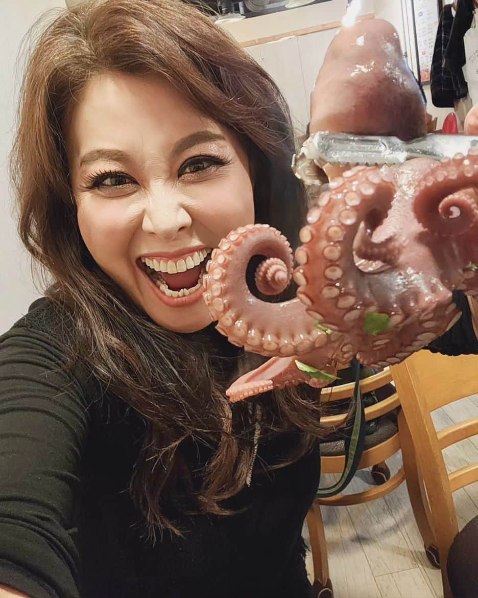 ホン・ジミンのインスタグラム：「아이들과 조금이라도 더 있고 싶어서  하루 당일치기 혼자 기차로 여수공연 일지  대~~~~~~~~~~박  도착하자마자 나래밥상 우와 사장님 뼈 바르시는 노하우   간장게장 ㅎㅎㅎ 너무 맛있게 많이 먹어서 게처럼 옆으로 기어가는줄 아하하하  어 성희야 언니는 게장 많이 안좋아해 ㅎㅎㅎ 그래놓고 우와 너무 맛나맛나 🥳🧡🧡🥳   공연끝나구 간 큰해물천지집 우와  또 들어간다 💜싱싱한 해물들에게 반해버렸어요 🧡💜 굴라면에 김치 캭 굴죽 🧡💜  그리구 고기집 우와  그리구 횟집 우와   정~~~~~말 하루를 알차게 보내고 막차 타고 가유 ㅎㅎㅎㅎ  난 정말 대식가 ㅎㅎㅎ  정말 여수 또 올꼬예용  오늘정말 한자리도 없이 꽉 채워주시구 박수와 환호성에 극장 지붕날아가는줄요 잉😍🌈🎉🧡🥳🎉🌈🌈   너무 행복해서 공연 중간에 눈물이 났어요  너무 감사해서요 🧡🥳 오늘 함께한 관객분들 감사합니다  사람을 좋아하는 나  한명한명 너무 소중한 사람들   모두들 너무 고맙고 감사하고  이쁘다 멋찌다 사진찍고 싸인받으시고 마지막 택시선생님까지 사진을 🧡🧡💜  오늘의 화두~~미리 걱정하지말자 상범아 10월에 걱정하자 🧡💜  성희.태희.상범등 모든관계자분들 감사합니다 행복했어요 🌈🧡💜 기차로 이동도 너무 좋네요 🧡  #나래밥상  #큰해물천지여수점  #감사 #맘마미아유랑단」