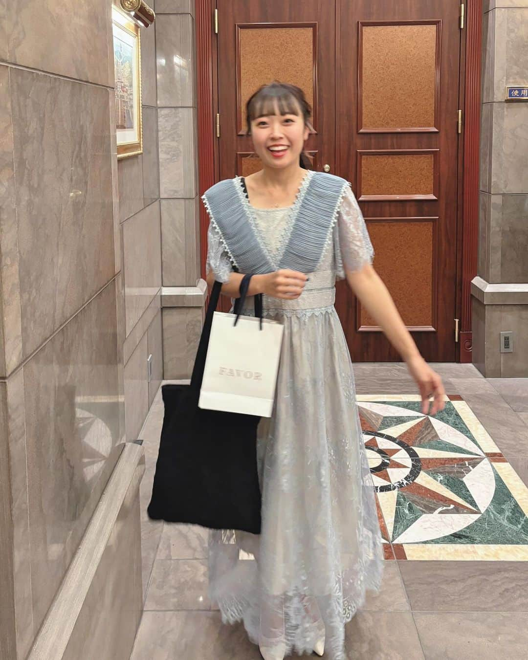 日向結衣さんのインスタグラム写真 - (日向結衣Instagram)「. 高校のお友達の結婚式👰🏼 . すごく綺麗だったな♡ 部活が剣道部の子でいつもジャージとか道着姿しか見てなかったから違和感🥹 でも本当に綺麗だった♡ . 大人になっても集まれるって素敵だよね💕︎ そんな素敵を叶えられるお友達の結婚式でした！ . ワンピの全体が見たいってリクエストがあったので全身載せておきます！ 2枚目ちょっとインナーが見えちゃった💦 見なかったことにしておいてw 髪の毛もかわちくしてもらったよ！ . #結婚式 #結婚式コーデ #結婚式ヘアアレンジ #結婚式お呼ばれ #お呼ばれヘア #お呼ばれコーデ #挙式 #披露宴 #ワンピースコーデ #ワンピース #オケージョンドレス #オケージョンドレス #ポニーテール #ポニーテールアレンジ」11月26日 23時51分 - hinatayui0826