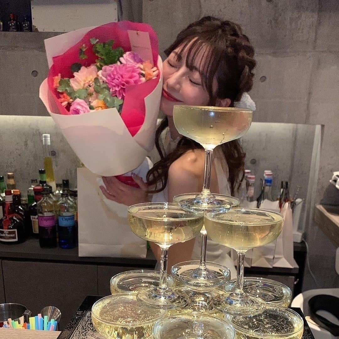 折原みかのインスタグラム：「おりりん生誕祭in BAR Watch🥂  時間を作って会いに来てくれてありがとうございましたー✨  遠くからも来てくれてうれしすぎます🥲  久しぶりの方もいつもの方も友人も来てくれて嬉しかったです♪  会えなくても遠隔でシャンパン注文してくださった方もありがとうございました🥹  みんなへの愛がとまりません🫶  今年はケーキの代わりにシャンパンタワーしてくれました😍すてき  ごちそうさまでした🍾✨  みんなと乾杯できて新しい年も絶対幸せだね🥰  #心からありがとう #折原みか生誕祭 #今年も無事に…♡ #バーゲスト  #神楽坂 #barWatch #ホワイトドレス」