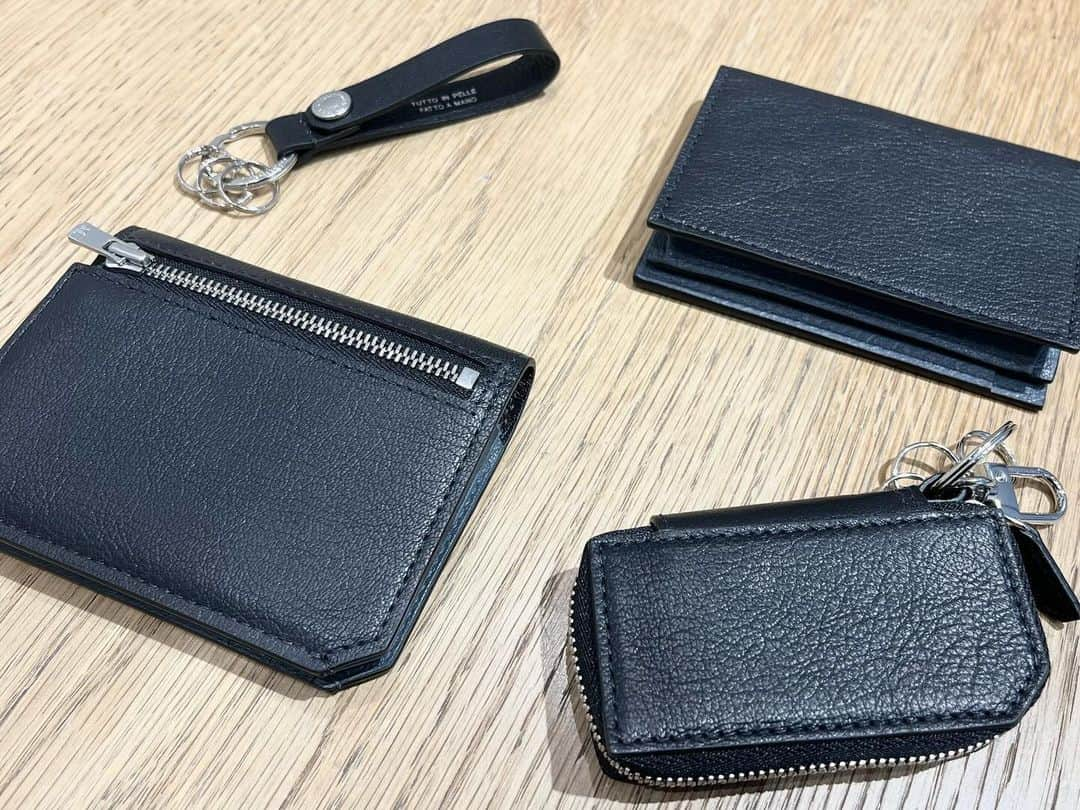 green label relaxing 自由が丘店さんのインスタグラム写真 - (green label relaxing 自由が丘店Instagram)「【men's leather items】 　　　　 　　　　 イタリア製の上質で上品なレザーアイテムが魅力の 〈ラルコバレーノ〉 @larcobaleno_official  　　　 グリーンレーベルが別注したスペシャルなアイテムが入荷しております。 　　　　 味わい深い経年変化を楽しんでいただけるアニリン・フィニッシュで仕上げたゴートレザーを使用した"育てがいのある"レザーアイテムです。 　　　　 コンパクトなレザーアイテムは今らしさもあり、上品でスマートな佇まいは大人の男性にオススメなアイテムです。 　　　　 これからのクリスマスシーズンにはギフトとしてもオススメです。 　　　　 グリーンレーベルで別注したスペシャルなラルコバレーノを 是非店頭でお手に取ってお試し下さい。 　　　　 　　　　　  ■自由が丘店営業時間 11:00〜20:00 ☎︎03-5731-8531 　　　 ■駐車場サービス お買い上げ金額に応じて以下ご利用いただけます。 場所【自由が丘南口有料駐車場】 >¥5,000(税込)以上　30分チケット1枚 >¥10,000(税込)以上　30分チケット2枚 　　　　　 　　　　　 #greenlabelrelaxing #グリーンレーベルリラクシング #mensfashion#leathergoods #jiyugaoka#自由が丘 #レザーアイテム#スマートウォレット #larcobaleno #ラルコバレーノ」11月26日 23時47分 - glr_jiyugaoka