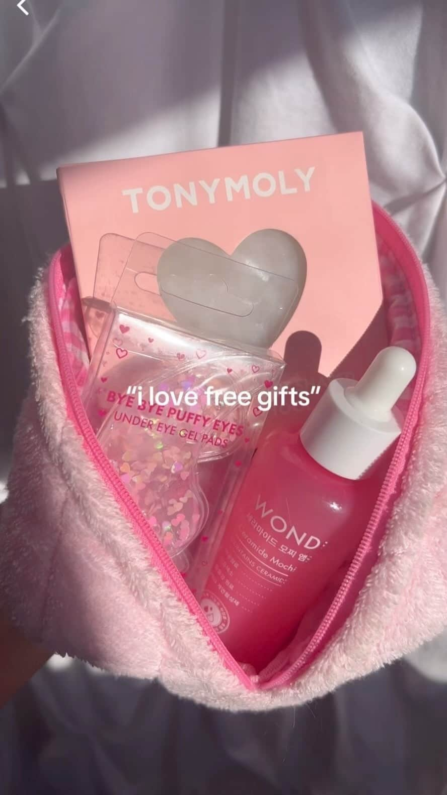 TONYMOLY USA Officialのインスタグラム：「FREE👏GIFT👏ALL👏WEEKEND👏LONG👏  Get our 3pc self care kit (valued at $45) featuring: 🩷Full size wonder ceramide ampoule 🩷White jade heart guasha 🩷Reusable heart eye patches  With all orders $95+ until supplies last! Get yours before its gone! #xoxoTM #TONYMOLYnMe」