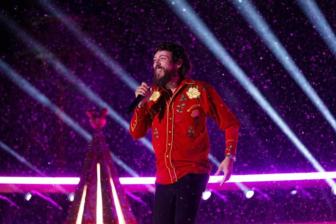 アメリカン・ブロードキャスティング・カンパニーのインスタグラム：「We found out long ago that we're loving this performance from @thechrisjanson❣️ #DisneyHolidayCelebration」