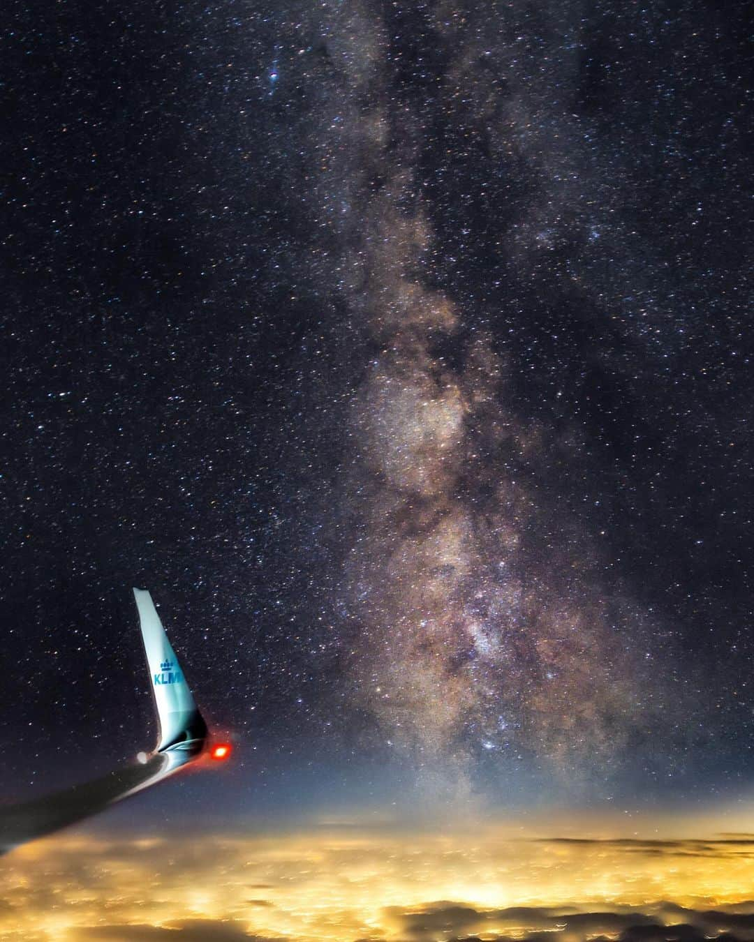 KLMオランダ航空のインスタグラム：「Stargazing at Flight Level 380! 🤩🌌✈️  #KLM #royaldutchairlines #stars #milkyway #astronomy #boeing737 #wing  📸: @pilot_astro」