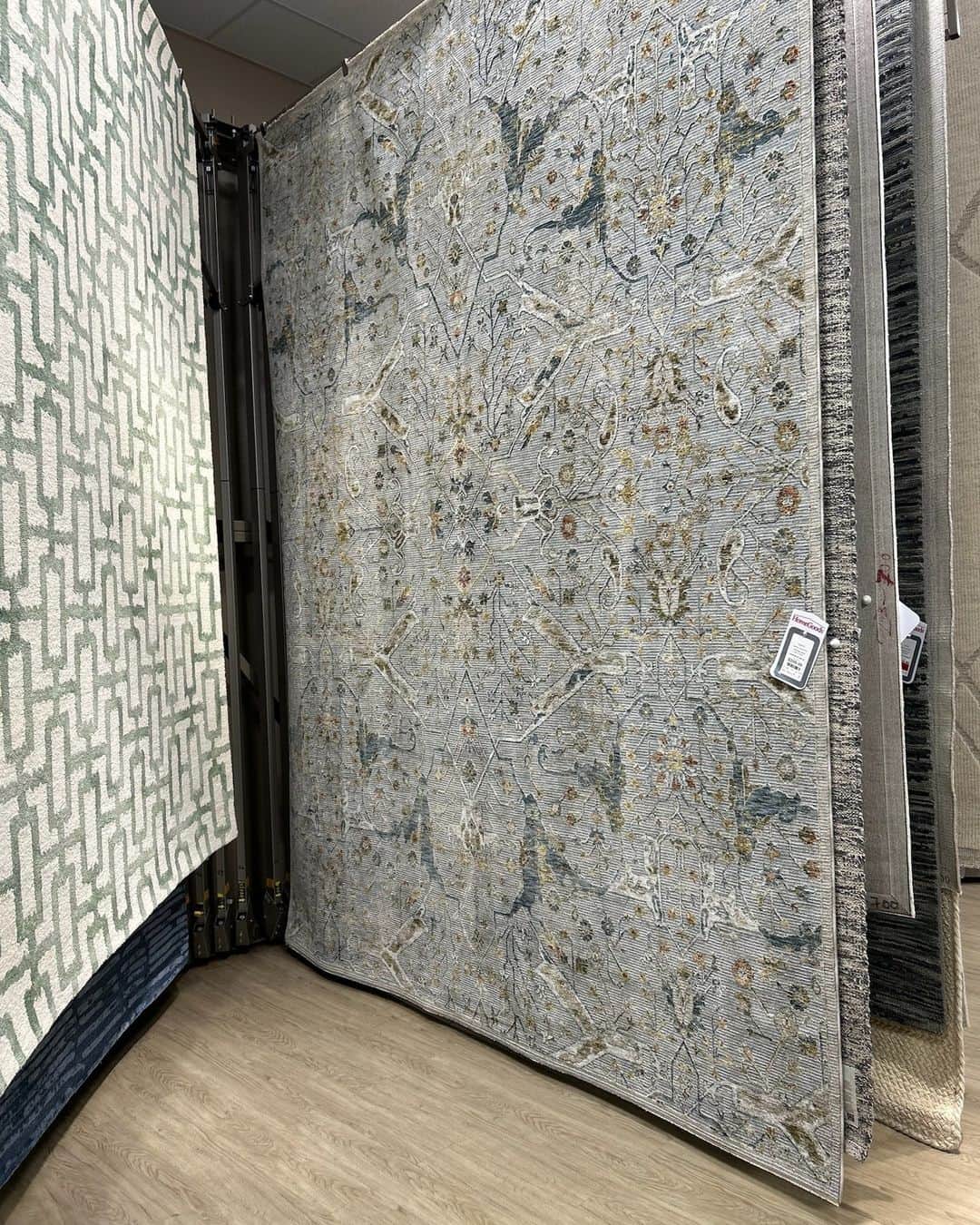 HomeGoodsさんのインスタグラム写真 - (HomeGoodsInstagram)「Black Friday ends, our savings don't! Save everyday on pieces to update your home just in time for the holidays. Pro-tip: ask an associate about same-day delivery for a stress-free holiday.」11月27日 0時00分 - homegoods