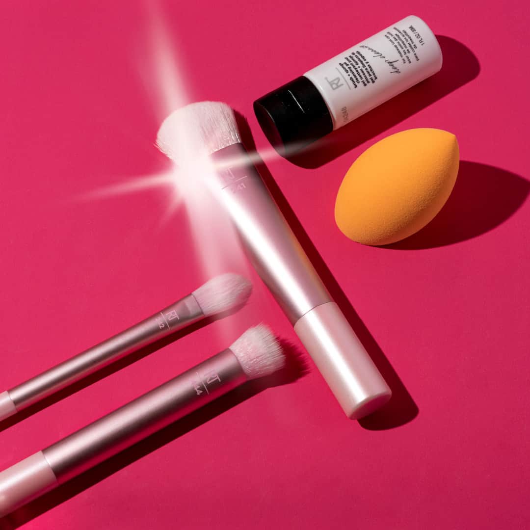 Real Techniquesのインスタグラム：「Take yourself on a holidate today + tomorrow now that ALL RT items are 40% off💖  Shop the Feeling Festive Brush + Sponge Set and more at @ultabeauty!」
