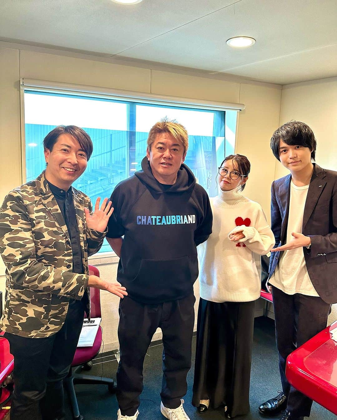 有村昆さんのインスタグラム写真 - (有村昆Instagram)「なんと今夜25時から〜 レギュラーのbayfm「バズTikナイト」のゲストは、堀江貴文さんだよ！  ホリエモン節炸裂！！ 多動力マインドの秘密を探る！ 金言をお聞き流しなく！  ミュージカル「クリスマスキャロル」もこれからスタートだよ！  #バズTikナイト #bayfm 2023/11/26(日) 25:00-25:30   https://radiko.jp/share/?t=20231126250000&sid=BAYFM78   #radiko #バズティック #TikTok #千葉県 #有村昆　#九島遼太　#井口綾子　#堀江貴文 #ホリエモン」11月26日 23時52分 - kon_arimura