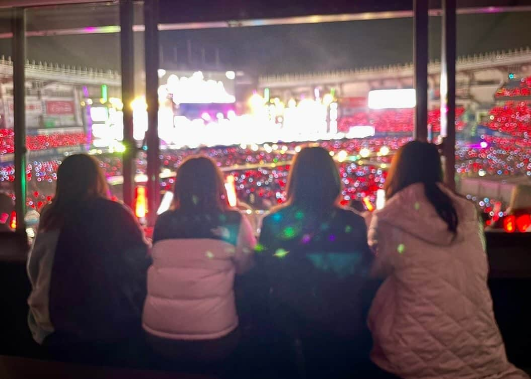 菅井友香さんのインスタグラム写真 - (菅井友香Instagram)「櫻坂46 3rd YEAR ANNIVERSARY LIVE Day1 お邪魔させていただきました🌸  この1年で更に強く大きくなったグループのライブに、チーム櫻坂46の努力と誇りを感じました。 1.2.3期それぞれに惹きつけられました☺️  3周年おめでとうございます🎂 4年目も大活躍の1年となりますように。陰ながらずっと応援しています！  そして、 一緒に歩んできた土生ちゃんの、アイドル人生最後の姿も見届けることができました。 側で土生ちゃんの弛まぬ努力や変化を見てきたので、よくよくここまで頑張ってきた、凄いなと胸がいっぱいでした。 土生ちゃんと一緒に切磋琢磨した日々は一生の宝物です。 赤いドレス姿、最高に美しくて、目を凝らして焼き付けました✨　  改めて、卒業おめでとう！ そして8年間本当にお疲れさまでした🥲  #櫻坂46の4年目 #土生瑞穂卒業セレモニー #おぜりさゆみちゃんと鑑賞 #みんな元気でよかった」11月26日 23時53分 - yuuka_sugai_official