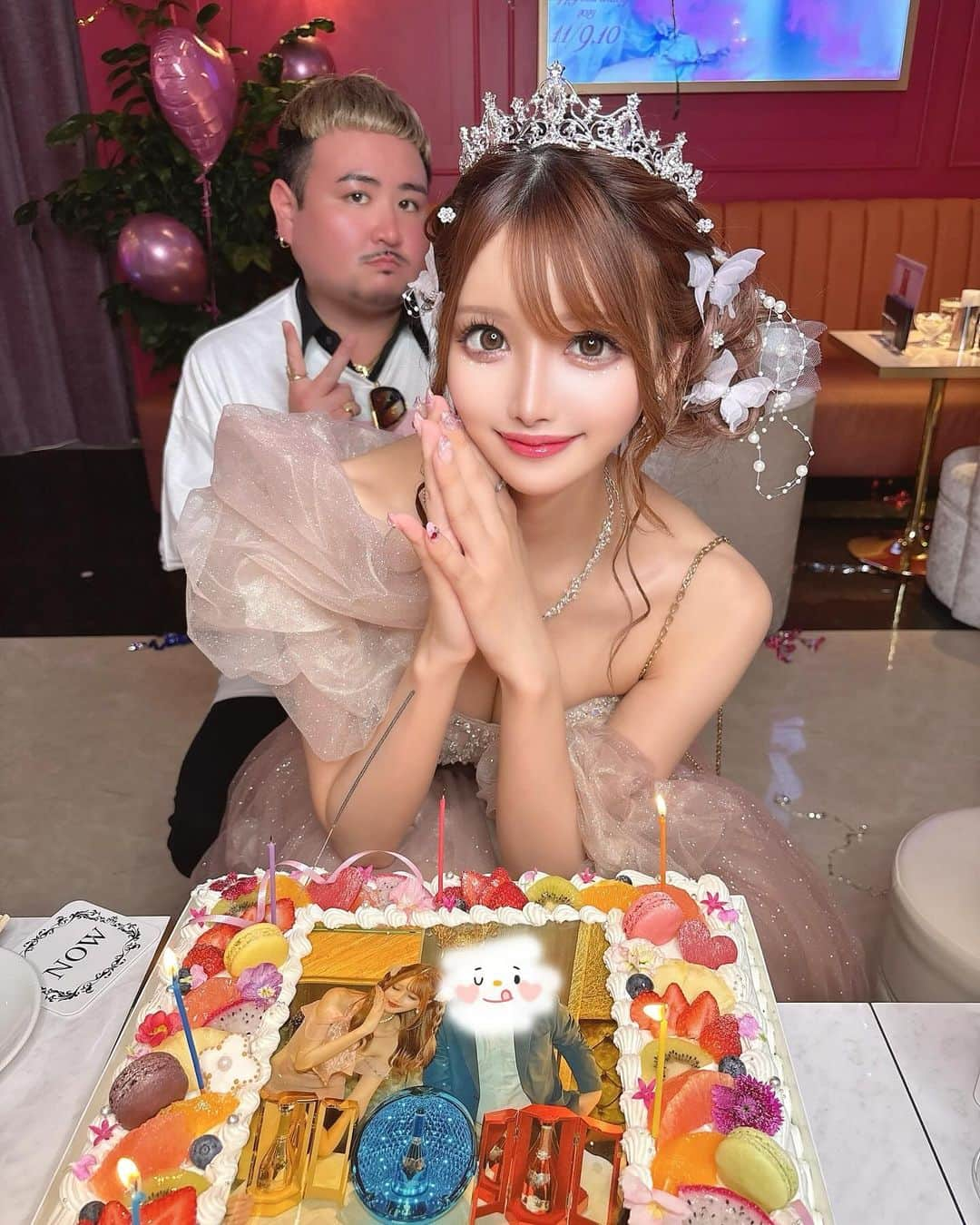 桜咲乃愛さんのインスタグラム写真 - (桜咲乃愛Instagram)「大きいお花とケーキ🎂💐💓嬉しかった🥰💕✨  フラワースタンド今までで1番大きい🥹 置けるギリギリまで大きいサイズのにしてくれたの感動😭💕🪽  私ももちろん準備頑張ったけど、お客様や業者さん 関わってくれた全ての人達、一人一人の気持ちが重なって1つのイベントが完成して 今までで1番一体感を感じて、とてもあたたかい2日間だったなぁ🥹💓🤍  きらきらの魔法掛けてくれてありがとう🥹💕🪽🪄  2枚目と3枚目は歌舞伎町の妖精さんが映り込んでた🧚 ✨  #バースデーイベント#イベント情報 #歌舞伎町#歌舞伎町キャバ嬢 #桜咲乃愛 #シャンパンタワー#フォトブース」11月26日 23時53分 - noasama1101