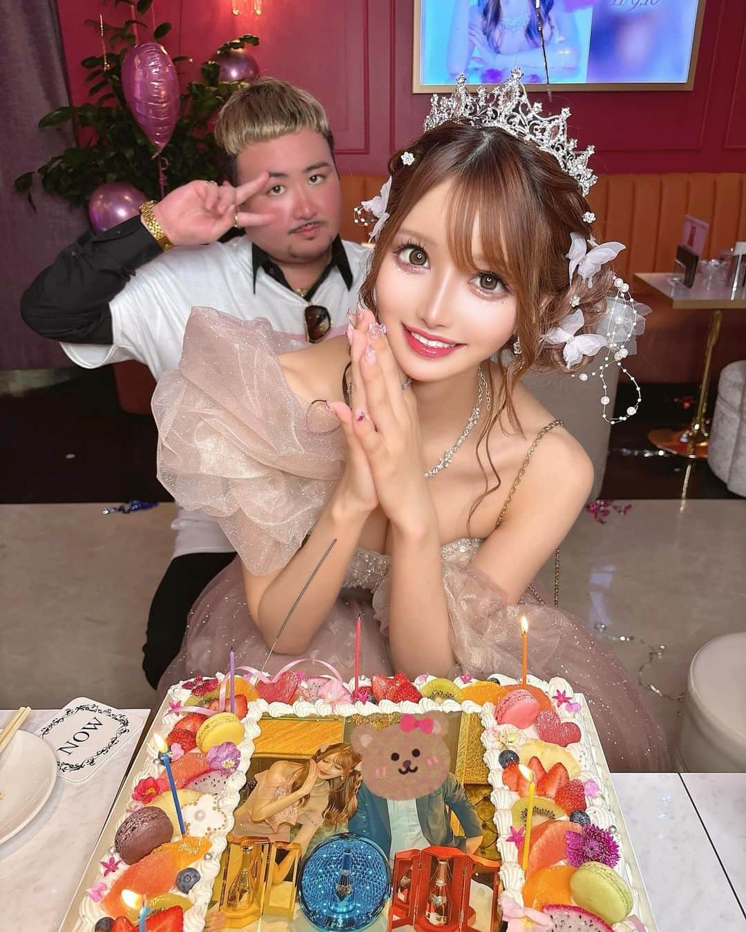 桜咲乃愛さんのインスタグラム写真 - (桜咲乃愛Instagram)「大きいお花とケーキ🎂💐💓嬉しかった🥰💕✨  フラワースタンド今までで1番大きい🥹 置けるギリギリまで大きいサイズのにしてくれたの感動😭💕🪽  私ももちろん準備頑張ったけど、お客様や業者さん 関わってくれた全ての人達、一人一人の気持ちが重なって1つのイベントが完成して 今までで1番一体感を感じて、とてもあたたかい2日間だったなぁ🥹💓🤍  きらきらの魔法掛けてくれてありがとう🥹💕🪽🪄  2枚目と3枚目は歌舞伎町の妖精さんが映り込んでた🧚 ✨  #バースデーイベント#イベント情報 #歌舞伎町#歌舞伎町キャバ嬢 #桜咲乃愛 #シャンパンタワー#フォトブース」11月26日 23時53分 - noasama1101