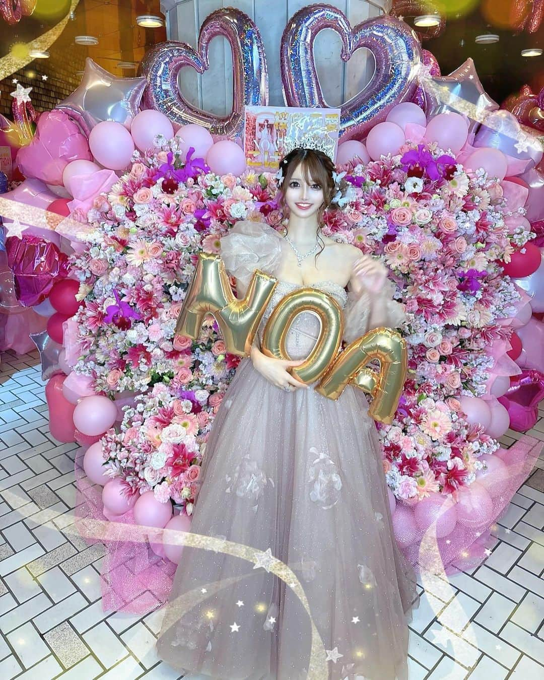 桜咲乃愛さんのインスタグラム写真 - (桜咲乃愛Instagram)「大きいお花とケーキ🎂💐💓嬉しかった🥰💕✨  フラワースタンド今までで1番大きい🥹 置けるギリギリまで大きいサイズのにしてくれたの感動😭💕🪽  私ももちろん準備頑張ったけど、お客様や業者さん 関わってくれた全ての人達、一人一人の気持ちが重なって1つのイベントが完成して 今までで1番一体感を感じて、とてもあたたかい2日間だったなぁ🥹💓🤍  きらきらの魔法掛けてくれてありがとう🥹💕🪽🪄  2枚目と3枚目は歌舞伎町の妖精さんが映り込んでた🧚 ✨  #バースデーイベント#イベント情報 #歌舞伎町#歌舞伎町キャバ嬢 #桜咲乃愛 #シャンパンタワー#フォトブース」11月26日 23時53分 - noasama1101