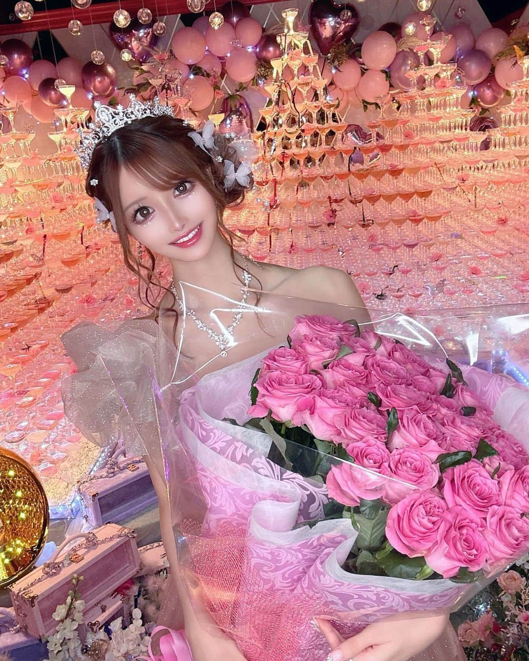 桜咲乃愛のインスタグラム：「大きいお花とケーキ🎂💐💓嬉しかった🥰💕✨  フラワースタンド今までで1番大きい🥹 置けるギリギリまで大きいサイズのにしてくれたの感動😭💕🪽  私ももちろん準備頑張ったけど、お客様や業者さん 関わってくれた全ての人達、一人一人の気持ちが重なって1つのイベントが完成して 今までで1番一体感を感じて、とてもあたたかい2日間だったなぁ🥹💓🤍  きらきらの魔法掛けてくれてありがとう🥹💕🪽🪄  2枚目と3枚目は歌舞伎町の妖精さんが映り込んでた🧚 ✨  #バースデーイベント#イベント情報 #歌舞伎町#歌舞伎町キャバ嬢 #桜咲乃愛 #シャンパンタワー#フォトブース」