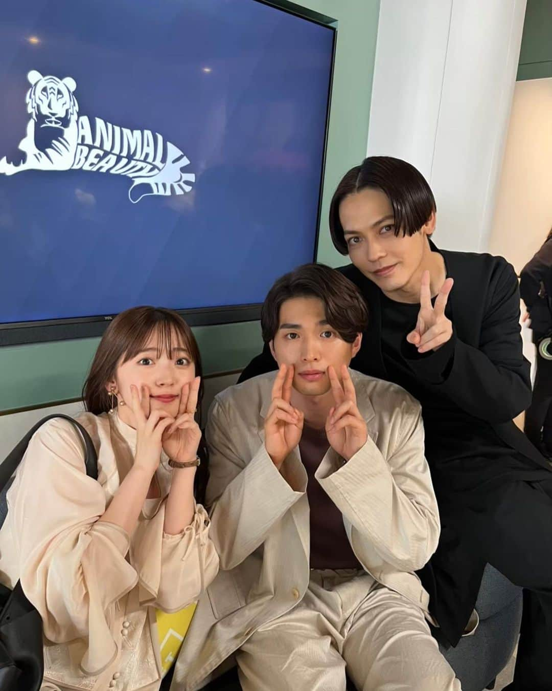 鈴木愛理さんのインスタグラム写真 - (鈴木愛理Instagram)「✴︎ ANIMALS-アニマルズ- 少し時間が経ってしまいましたが、 昨年公開されたAbemaTVドラマ「ANIMALS」が Netflixでも配信がスタートしました☺️✨  とっても最高なチームで撮影したドラマ。 私にとってこんなに長い期間役に携わるのは初めてでしたし、連続ドラマ初主演ということもあり思い入れの強い作品。 もっともっとたくさんの方に見て頂けるかもしれないと思うと、とても嬉しい限りです。  仕事に恋愛に頑張っているみなさん。 そして、今の自分をもう少し好きになってあげたいあなた。 一生懸命に生き抜いた気持ち、届いたら嬉しいです。  3・4話はスノボのシーンのため、雪山でのロケも最高だったな、、、❄️  もう今年も寒い冬ですね。 時は経つなぁ⛄️  #🐯💄」11月26日 23時55分 - airisuzuki_official_uf