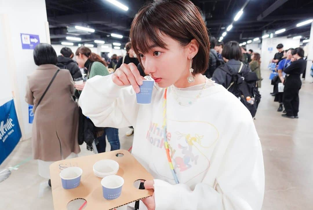 搗宮姫奈のインスタグラム：「YOKOHAMA COFFEE FESTIVALに参戦！！  コーヒー沢山飲んで、コーヒー好きな人に沢山あって、最高に楽しい1日でした😇  新しいコーヒーとの出会いに大興奮してルンルンで帰ろうと思ったら 前職で一緒に働いていたなみちゃん（ @_nami.o32_ ）発見してもうさらにルンルンで帰ってきた！😂✨✨  とってもお世話になったLAND MADE（ @landmade_coffee ）の上野さん（ @masatouenocoffee ）がいらっしゃっている昨日いきたかったのですが撮影で行けず残念🥹🥹🥹  また神戸に行かなければ！  こういうコーヒーのイベントにもっといくぞー😳  #ひめ旅日記 #ひめカフェ巡り  #コーヒータイム #コーヒースタンド #コーヒー好き #コーヒー豆  #coffee #cafe #coffeetime #cafetime #tokyocafe」