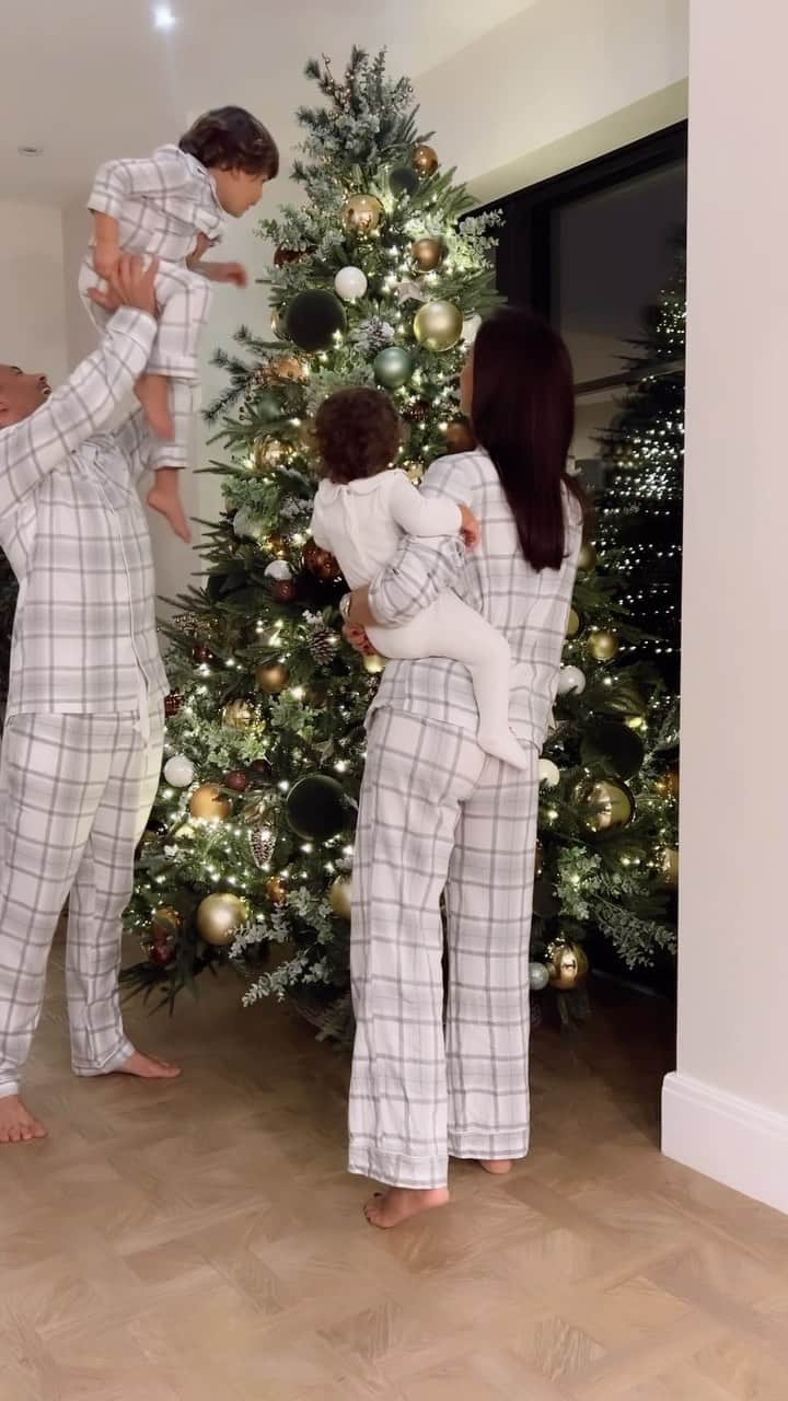 ルーシー・メックレンバーグのインスタグラム：「I know it’s not December yet but we just couldn’t wait to get our decorations up and get out the matching festive pjs!! 👏🎄ad   Pjs, tree & decorations are from my @veryuk range   The amazing Xmas fairy’s at @thecreativechristmas made our tree look this beautiful! 🫶👏🎄」