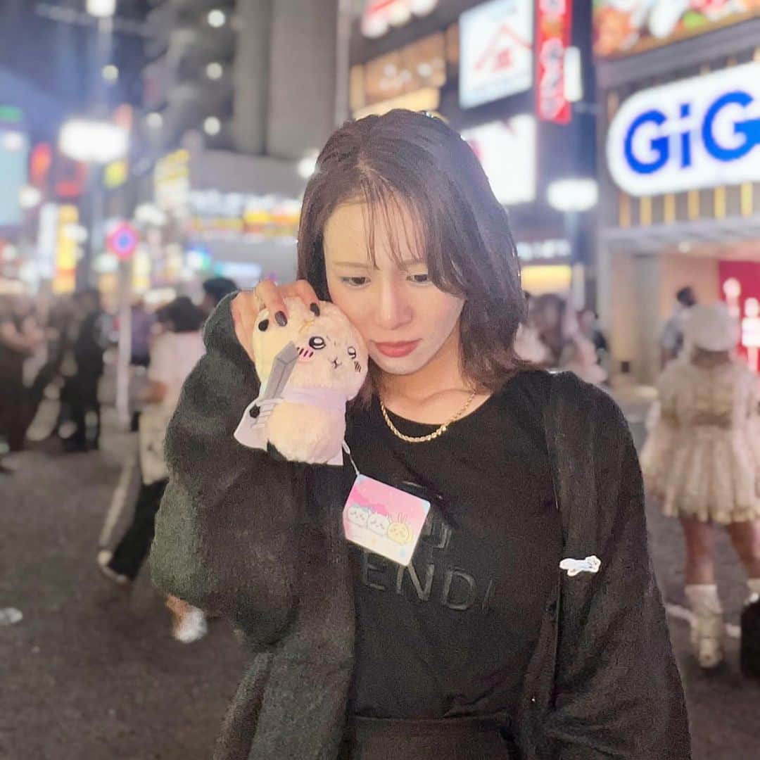 原望奈美さんのインスタグラム写真 - (原望奈美Instagram)「ド #時差投稿 👾🤖👾🤖⁣ ⁣ ⁣かわちぃかわちぃかわちぃかわ！ 愛しのラッコ先生〜🩷🦦 ⁣ ⁣わたしの心の師匠よ💋 ⁣ ⁣ ⁣それとハギワギさん取りました💙(ハギーワギー) ハギワギは時々お目にかかるんだけど キシミシちゃん見ないな...  ⁣ ⁣ ⁣#ちいかわ #ちいかわラッコさん #ちいかわラッコ先生 #ラッコ先生 #むしろ #ラッコ師匠 #ゲーセン #ufoキャッチャー #ポピープレイタイム #ハギーワギー #poppyplaytime #huggywuggy #tokyotravel #fashion #fendi #ootdfashion #instadaily #instafashion #dailylook #도쿄 #도쿄여행 #오오티디 #데일리록 #데이트 #전신샷 #일상기록 #셀카놀이 #좋아요그램 #여행스타그램  ⁣ ⁣ ⁣ ⁣ ⁣ ⁣ ⁣ ⁣ ⁣ ⁣ ⁣ ⁣ ⁣ ⁣ ⁣ ⁣」11月26日 23時58分 - vo_nozomi