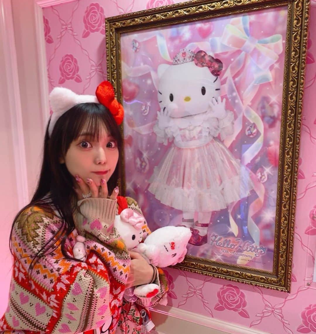澤田美晴のインスタグラム：「今レディキティハウスがとっても可愛くなってるよ〜👸🏼🎀🩷⭐︎  はい！キティ！！🩷 の掛け声でみんなも写真撮ろ〜🍒💫  #レディキティハウス  #サンリオピューロランド」