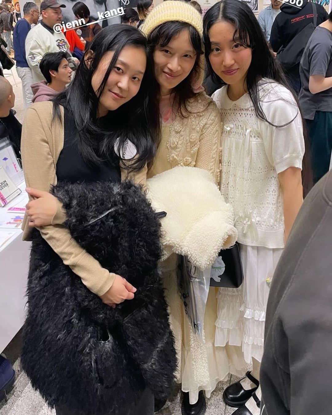 小藪奈央さんのインスタグラム写真 - (小藪奈央Instagram)「. Happy to see all the creative works and friends @tokyoartbookfair today 📕 ロスから日本来てたphotographerのJennにも会えたし、作品が好きすぎるLina Sun Parkちゃんにも会えた🐁 本ゲットできてうれし🤍 人すごかったけど最終日行けて良かった！」11月26日 23時59分 - nao_now