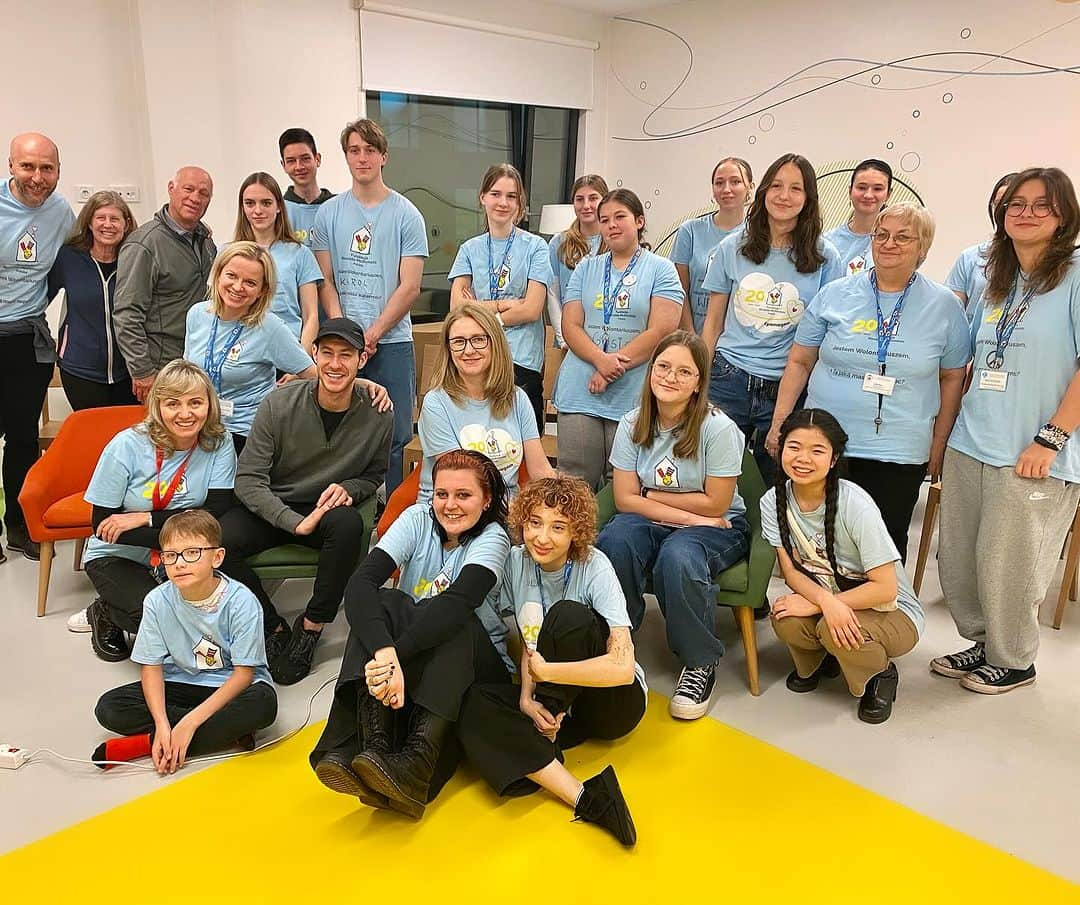 ジェイソン・ブラウンさんのインスタグラム写真 - (ジェイソン・ブラウンInstagram)「🩵 Last Sunday, I had the privilege of visiting the Children’s Clinical Hospital of Warsaw and speaking to high school students who volunteer @rmhc. Seeing the work people do all over the world to help one another is truly inspiring. 🩵   #warsaw #rmhc #poland #volunteers #inspiring #hospital #childrenshospital #homeawayfromhome @fundacja_ronalda_mcdonalda」11月27日 0時08分 - jasonbskates