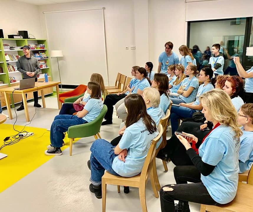 ジェイソン・ブラウンさんのインスタグラム写真 - (ジェイソン・ブラウンInstagram)「🩵 Last Sunday, I had the privilege of visiting the Children’s Clinical Hospital of Warsaw and speaking to high school students who volunteer @rmhc. Seeing the work people do all over the world to help one another is truly inspiring. 🩵   #warsaw #rmhc #poland #volunteers #inspiring #hospital #childrenshospital #homeawayfromhome @fundacja_ronalda_mcdonalda」11月27日 0時08分 - jasonbskates