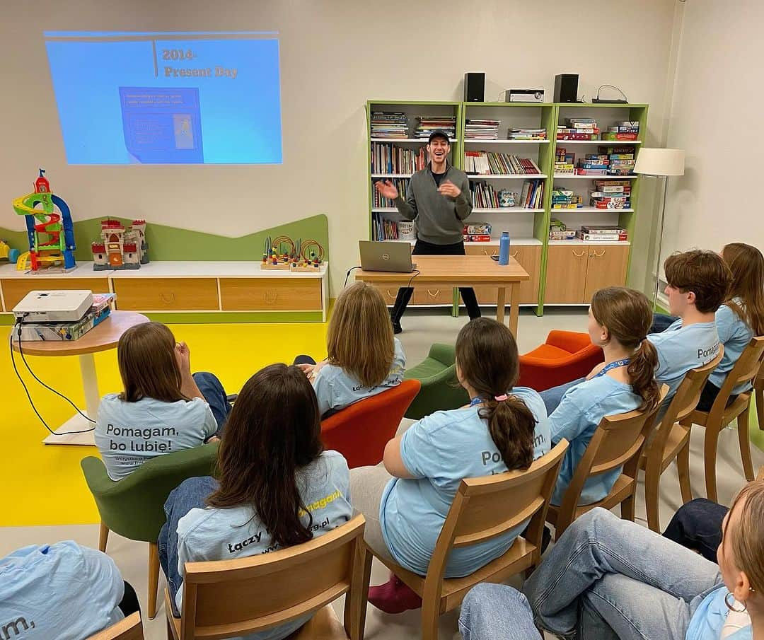 ジェイソン・ブラウンのインスタグラム：「🩵 Last Sunday, I had the privilege of visiting the Children’s Clinical Hospital of Warsaw and speaking to high school students who volunteer @rmhc. Seeing the work people do all over the world to help one another is truly inspiring. 🩵   #warsaw #rmhc #poland #volunteers #inspiring #hospital #childrenshospital #homeawayfromhome @fundacja_ronalda_mcdonalda」